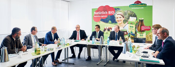  Rege Diskussion mit Agrarminister Peter Hauk (5.v.l.) und den Vertretern der Landwirtschaft und der Molkerei Schwarzwaldmilch in Freiburg. 