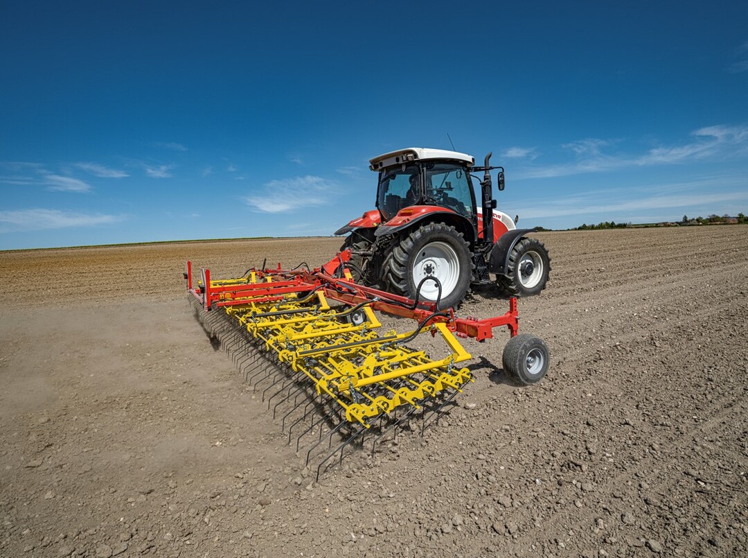 Der Striegel von APV beim Blindstriegeln vor dem Auflaufen der Kultur.