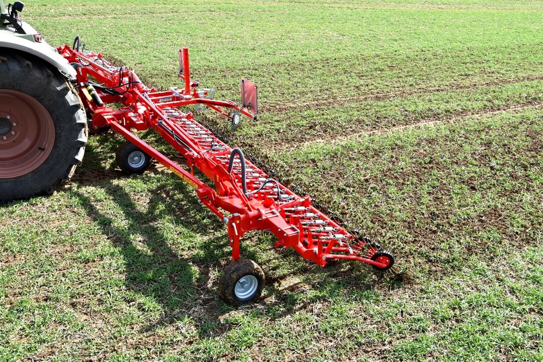 Die Rollhacke von Einböck gibt es von 1,5 bis 18 Meter Arbeitsbreite.