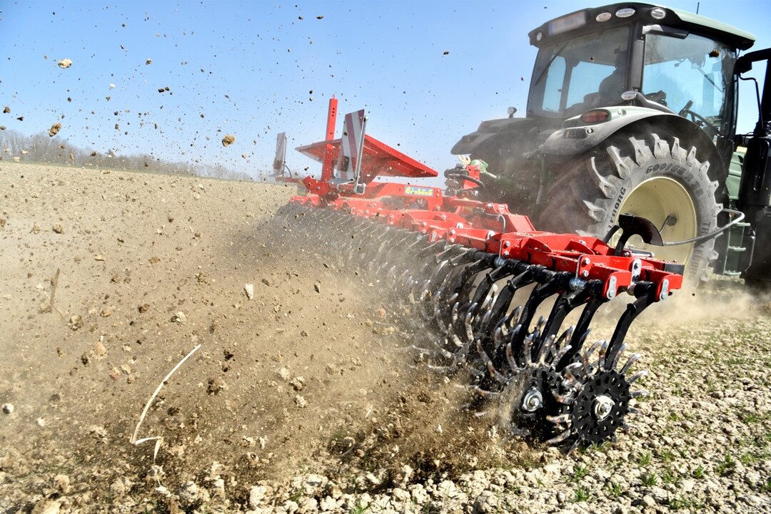 Rollhacken, wie die von Einböck, brechen Verkrustungen gut auf.