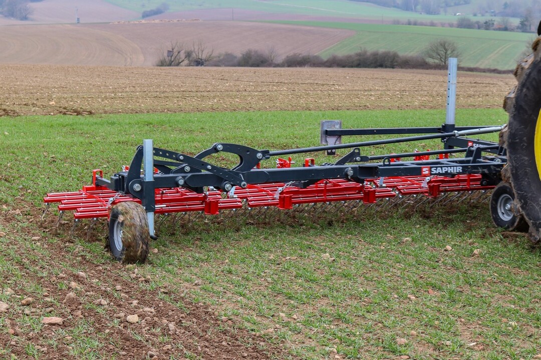 Die Arbeitsbreite der Saphir-Striegel beträgt 6 bis 12 Meter.