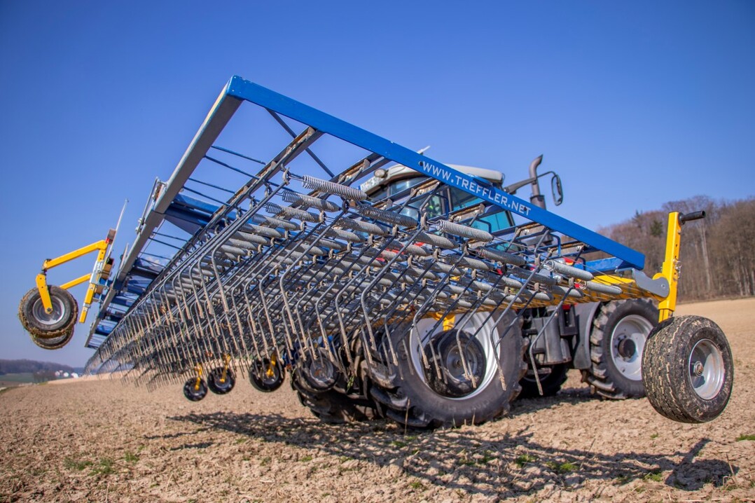 Das Treffler-Striegel-System mit einzeln aufgehängten Zinken, und zentraler, gemeinsamer Verstellung des Zinkendrucks wurde als neue Striegel-Gattung 2004 auf den Markt gebracht.