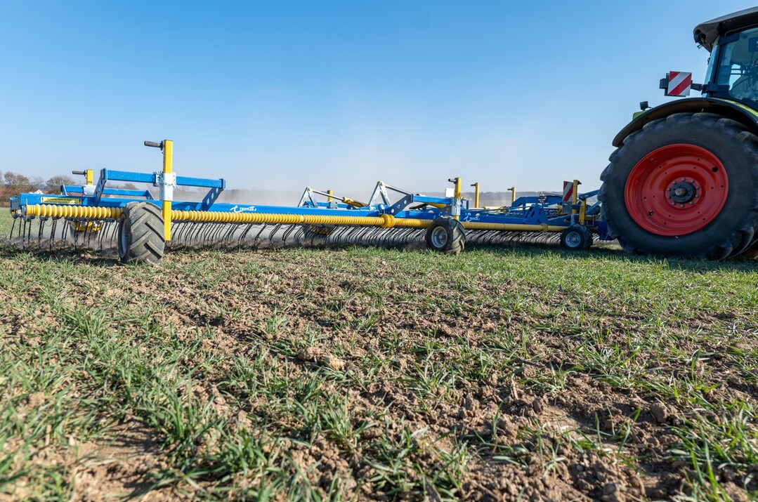 Treffler bietet Zinkenstriegel von 1,3 bis 27 Meter Arbeitsbreite an.