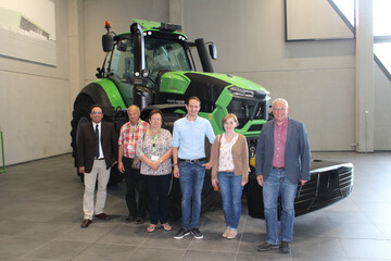 Freuen sich auf eine fruchtbare Zusammenarbeit (v. l.): Stefan Haselmayr (SDF Vertriebsleiter S�d), Karl Greinacher (Gesch�ftsf�hrer) mit Frau Marga Greinacher, Andreas Greinacher (Gesch�ftsf�hrer) mit Frau Simone und Michael V�gele (SDF Regionalleiter)