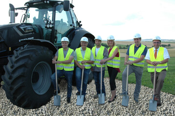 Die Vorbereitungen f�r einen neuen Vertriebs- und Servicestandort f�r Deutz-FahrTraktoren und M�hdrescher sowie Same und Lamborghini Traktoren in Geisingen laufen. Von links: Tilo B�hler (Inhaber Fa. B�hler), G�nter Sch�nenberger (Inhaber Fa. Sch�nenberger), J�rgen und Christine Gerber (Inhaber Fa. Rau), Torsten Engel (Inhaber Fa. Engel), Stefan Haselmayr (SDF Vertriebsleiter Deutschland S�d).