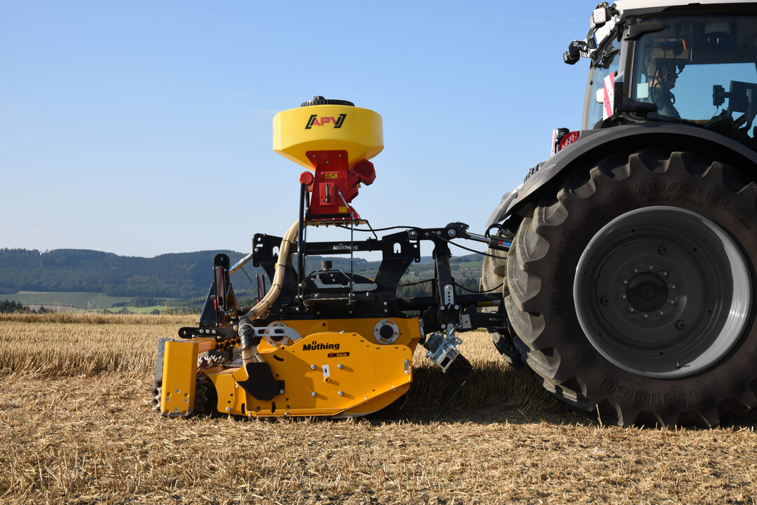 Der Müthing Coverseeder ermöglicht die Bearbeitung von Ernteresten und die Ausbringung und Bedeckung des Saatgutes in einem Arbeitsgang, ohne vorherige Bodenbearbeitung.