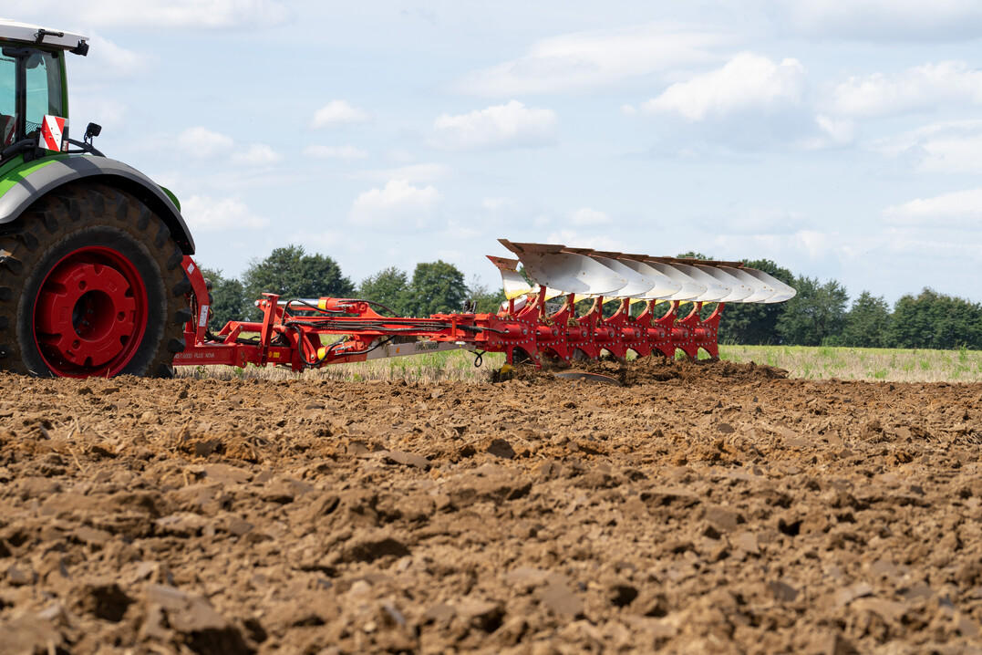 Pöttinger stellt den neuen Aufsattelpflug Servo 6000 T vor.
