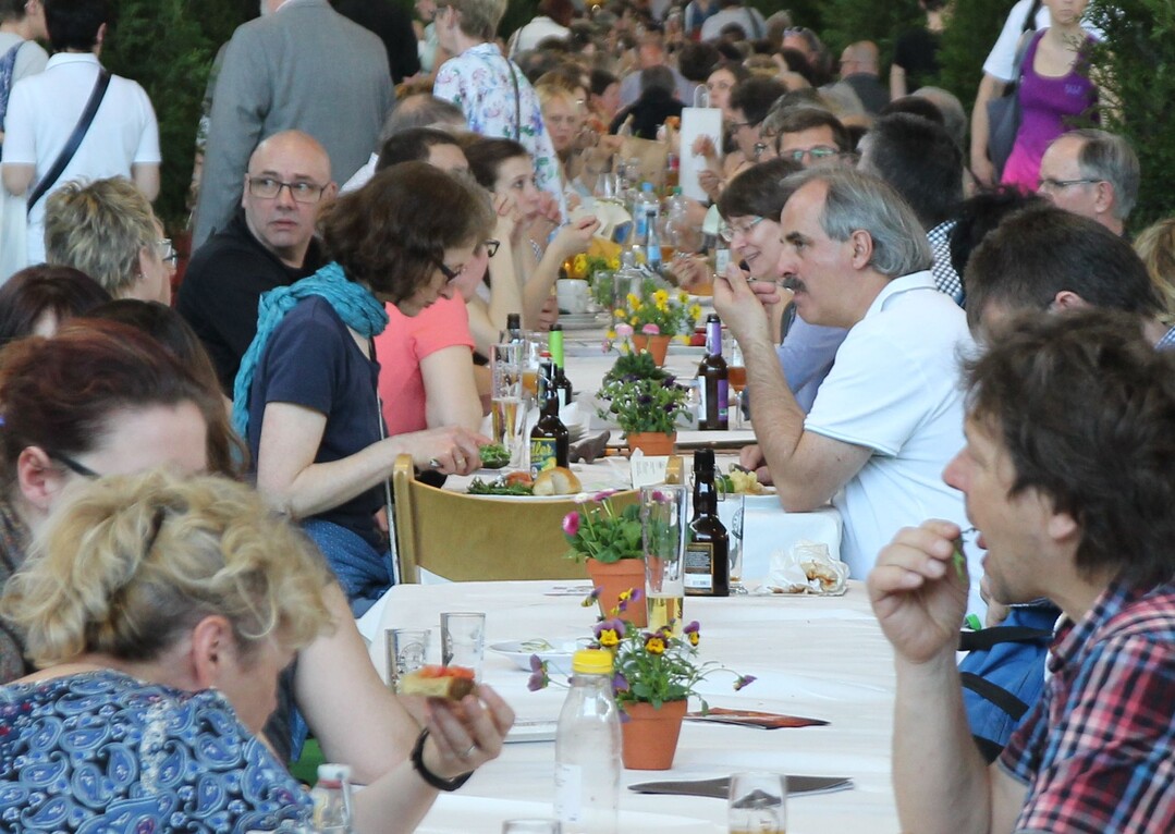 Die lange Tafel ist ein Markenzeichen der Slow Food in Stuttgart.