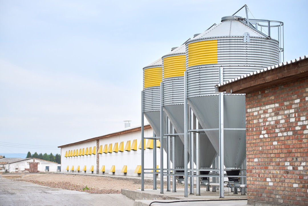 Gro�e Gefl�gelbetriebe sollten jetzt handeln und Ma�nahmen zur Emissionsminderung gem�� der TA-Luft Novelle ergreifen.