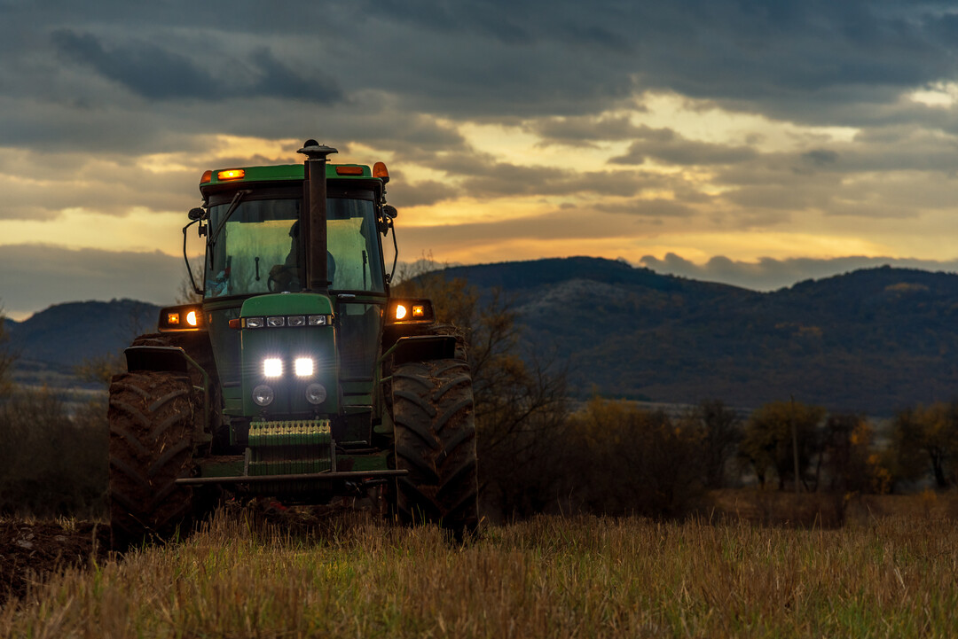 Alarmanlagen und Z�une verhindern
nicht immer, dass sich Diebe
mit teuren Landmaschinen davon
machen. GPS-Tracker bieten zus�tzliche
Sicherheit.