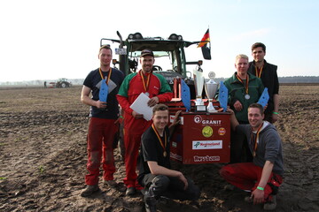 Die Sieger des 36. Bundesentscheids im Leistungspfl�gen (v.l.): Florian Sander (27, aus B�tsersen/Kreis Rotenburg, 3. Platz im Beetpfl�gen), Carsten Berl (25, aus Kehl-Goldscheuer/Baden-W�rttemberg, 2. Platz im Beetpfl�gen), Luca Deisting (21, aus Orfgen/Rheinland-Pfalz, 1. Platz im Beetpfl�gen), Matthias Stengelin (26, aus Eigeltingen/Baden-W�rttemberg, 1. Platz im Drehpfl�gen), Stefan Oechsle (30, aus Setzingen/Baden-W�rttemberg, 2. Platz im Drehpfl�gen) und Andi Meyer (26, aus Burgdorf/Region Hannover, 3. Platz im Drehpfl�gen).