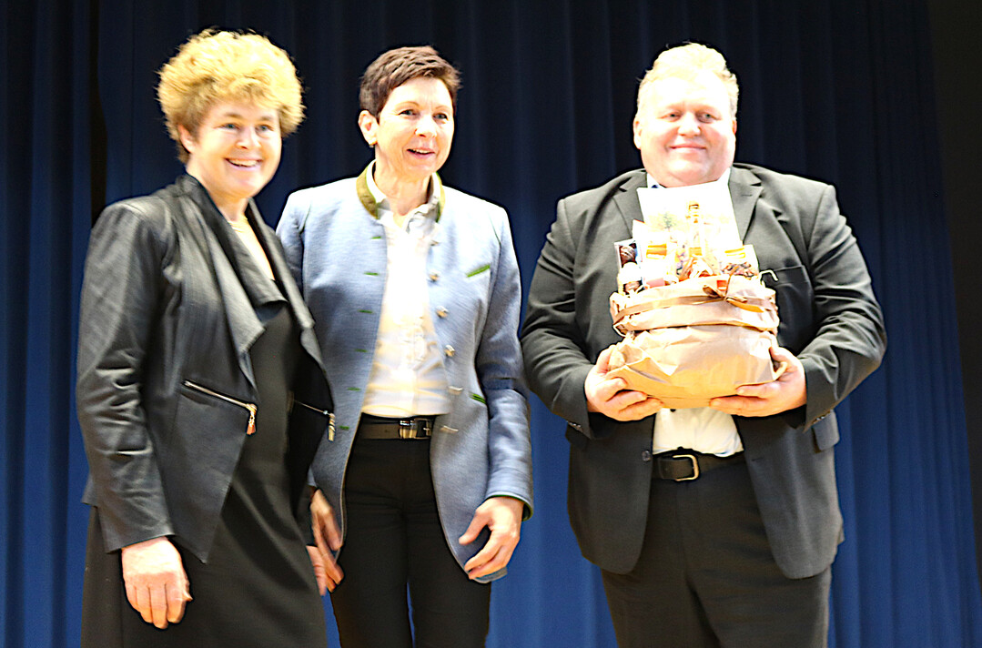 Einen Geschenkkorb mit regionalen Produkten für Andrea Schwarzmann, Landesbäuerin Vorarlberg, überreichten Martina Magg-Riedesser (links), stellvertretende Vorsitzende des KBV Biberach-Sigmaringen und Stefan Käppeler, Vorsitzender des VLF.