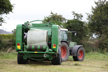 In derm Praxisversuch wurde ein McHale Fusion Combi-Wickler eingesetzt, der sowohl Ballennetz und Baletite aufbringen kann.