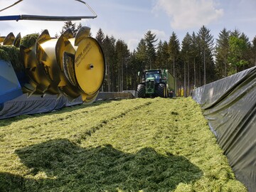 Wenn das Transportfahrzeug durch das Silo f�hrt und einen d�nnen Futterteppich ablegt, entstehen keine gro�en Haufen, die den Sichtkontakt zwischen den Fahrzeugen einschr�nken.