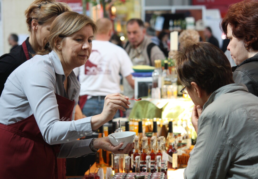 Versucherle: schauen und probieren machen den Reiz der Slow Food aus.