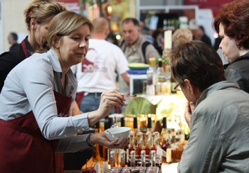 Versucherle: schauen und probieren machen den Reiz der Slow Food aus.