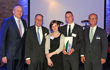 Bei der Preisverleihung: Joachim Rukwied (Präsident des DBV), Gerd Sonnleitner (Ehrenpräsident des DBV), Beata Meczykowski (Lebensgefährtin von Herrn Engel), Preisträger David Engel und Dr. Horst Reinhardt (Vorstandssprecher der Landwirtschaftlichen Rentenbank)