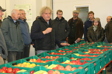 Aus der F�lle gepr�fter Sorten stellt Dr. Ulrich Mayr (4. v. l.) interessante Neuheiten vor.