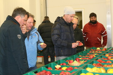 Informationen, wie neuere Sorten in der Pr�fung abgeschnitten haben, gab es bei den Sortentreffen am KOB Bavendorf. Dort bestand auch Gelegenheit, die Neuheiten gleich zu verkosten. 