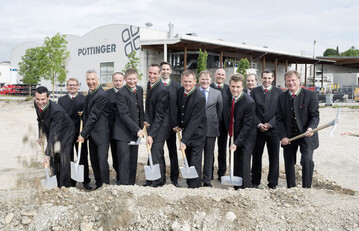 Die P�ttinger Managementrunde, Betriebsr�te und Bauverantwortliche beim Spatenstich in Grieskirchen.