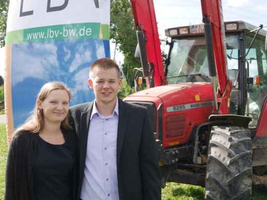 Nette Gastgeber: Maren Arnold und Betriebsleiter Simon Sperling kurz vor Beginn der Ernte-Pressekonferenz des LBV am 25. August 2015.