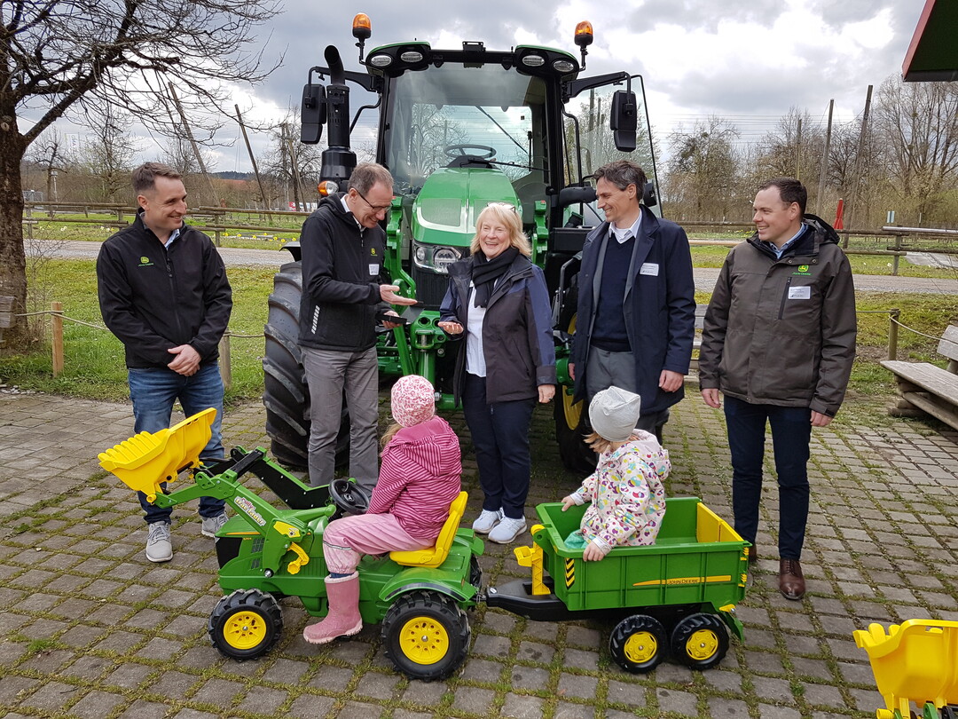 Ein Highlight auf dem Erlebnisspielplatz von John Deere ist dieser echte Traktor aus der Mannheimer Produktion. Die Schl�ssel �bergibt Pressesprecher Ralf Lenge an Spieleland-Gesch�ftsf�hrerin Siglinde Nowack. In den Traktor k�nnen die Kinder einsteigen und die Armaturen bedienen und anfassen.  Vor Ort wird John Deere vom regionalen Vertriebspartner Knoblauch unterst�tzt.