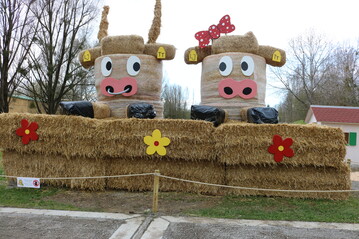 Blickfang auf dem Bauernhof im Spieleland sind dieser Strohbulle und diese Strohkuh, errichtet von der Landjugend Tettnang. Der XXL-Fotopoint ist 3,5 Meter hoch.