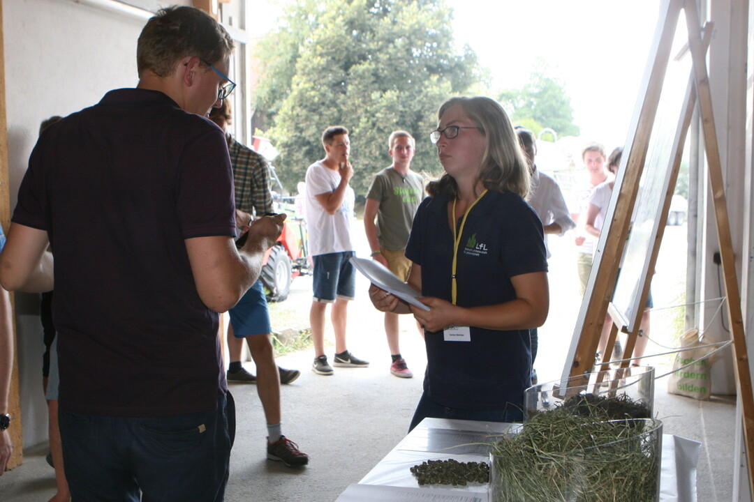 Die F�tterungsexpertin Barbara Misthilger erl�uterte beim Allg�uer Gr�nlandtag auf dem Spitalhof worauf es bei der Futterkonservierung ankommt, damit den Tieren ein m�glichst hoher Eiwei�gehalt aus Silagen zur Verf�gung steht. 