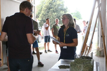 Die F�tterungsexpertin Barbara Misthilger erl�uterte beim Allg�uer Gr�nlandtag auf dem Spitalhof worauf es bei der Futterkonservierung ankommt, damit den Tieren ein m�glichst hoher Eiwei�gehalt aus Silagen zur Verf�gung steht. 