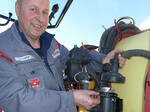 Landmaschinenmechaniker Lothar Löffer ist bei der Firma Agrom mit Hauptsitz in Riedhausen (Landkreis Ravensburg) der Spezialist für die Spitzenprüfung. Sein Tipp: Vor der Fahrt zur Gerätekontrolle die Spritze auf dem Hof durchchecken.