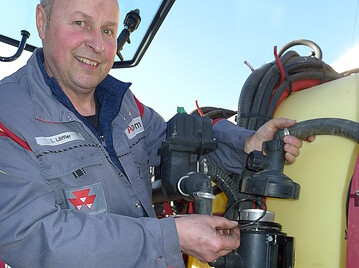 Landmaschinenmechaniker Lothar L�ffer ist bei der Firma Agrom mit Hauptsitz in Riedhausen (Landkreis Ravensburg) der Spezialist f�r die Spitzenpr�fung. Sein Tipp: Vor der Fahrt zur Ger�tekontrolle die Spritze auf dem Hof durchchecken. 
