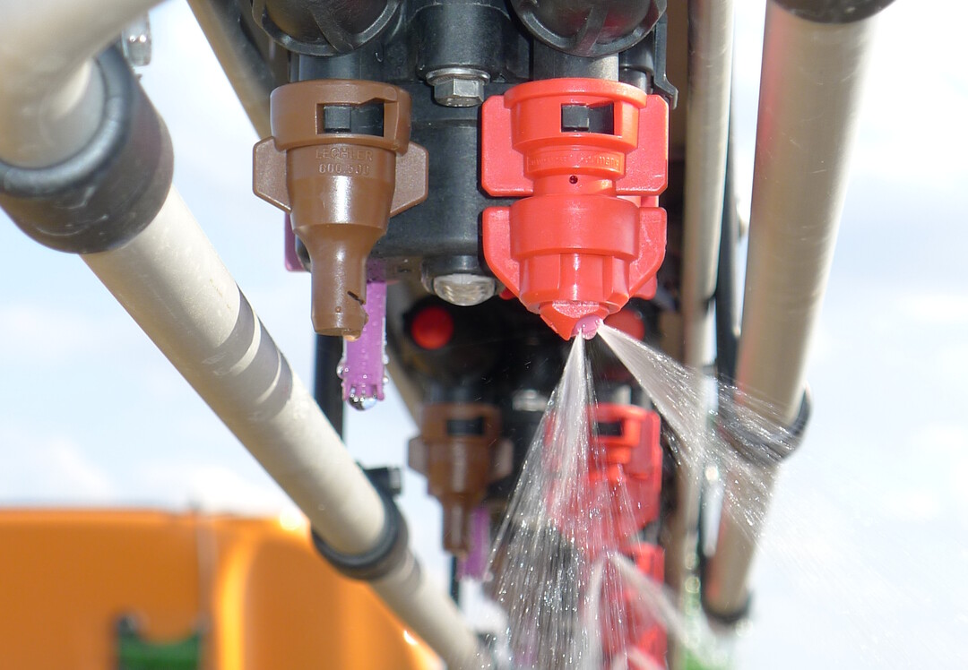 Auch D�sen unterliegen dem Verschlei�. Durch die Messung der Querverteilung bei der Spritzenpr�fung lassen sich derartige M�ngel feststellen.