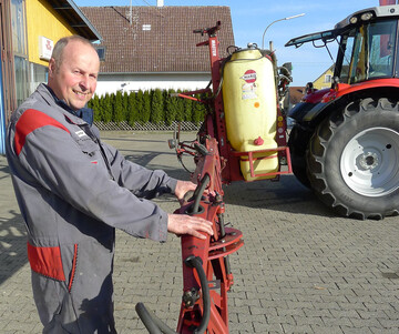 Ein Ausbringger�t, das schon bei der Sichtpr�fung auf dem Betrieb undichte Verbindungen und Schl�uche, unregelm��ige Spritzf�cher oder nachtropfende D�sen aufweist, wird in der Regel von der Kontrollstelle zur�ckgewiesen. Sichtbare M�ngel sollten daher zuvor in Ordnung gebracht werden oder bei der Terminabstimmung der Werkst�tte gemeldet werden.