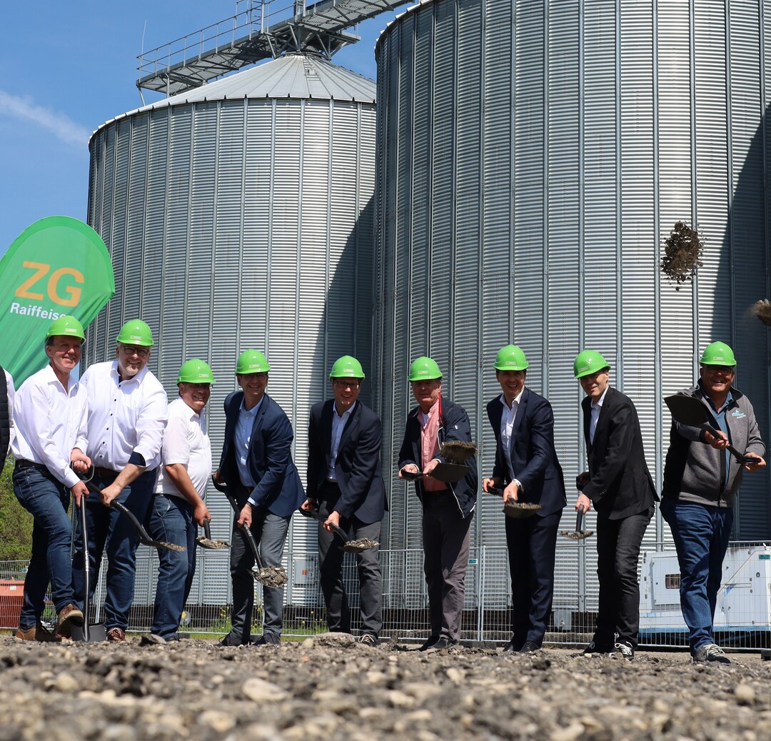 Beim Spatenstich in Mühlhausen mit ZG-Vorstand Dr. Holger Löbbert (5.v.l). In den Silos im Hintergrund lagert konventionell erzeugtes Getreide.