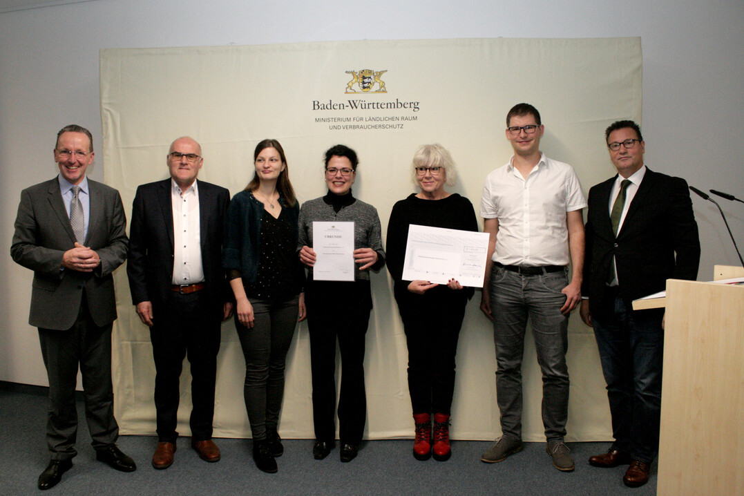 Die Vertreter des Stadttaubenkonzept Karlsruhe mit Minister Peter Hauk