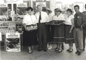 Im Werbeeinsatz f�r heimische Zwetschgen im Juli 1992 mit dem damligen Landwirtschaftsminister Weiser und Gerdi Staiblin, Vorsitzende der Landfrauen S�dbaden.