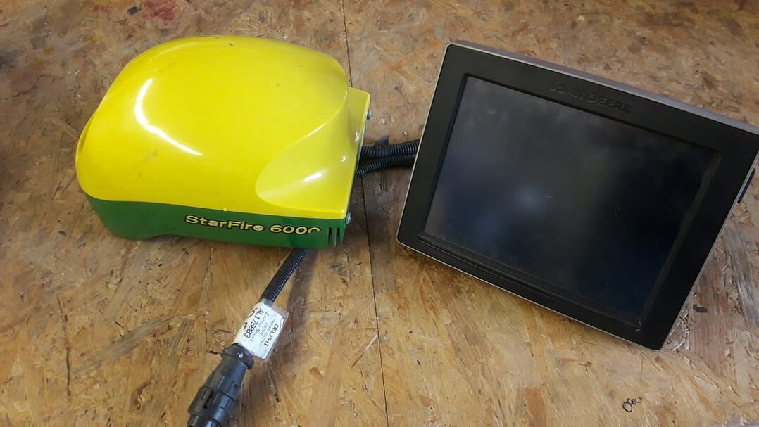 StareFire-Empf�nger und Bedienungsdisplay von John Deere.    