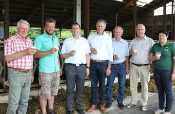 Ein Lob auf die Milch als leckeres gesundes Lebensmittel aus Baden-W�rttemberg: v.l. Meinrad und Christoph Stauber; Horst Wenk, LBV; Gerhard Glaser, LBV-Vizepr�sident; Egon Braun und Xaver Kempter, KBV Allg�u-Oberschwaben sowie Christa Fuchs, Vizepr�sidentin der Landfrauen W�rttemberg-Hohenzollern.