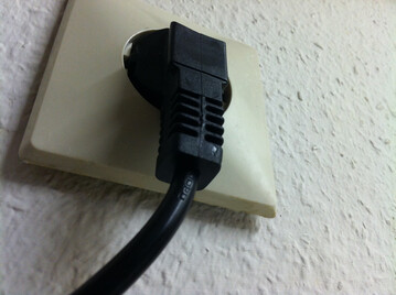 Stecker in einer Steckdose
