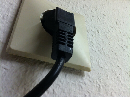 Stecker in einer Steckdose