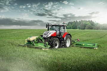 Steyr Terrus CVT beim mähen