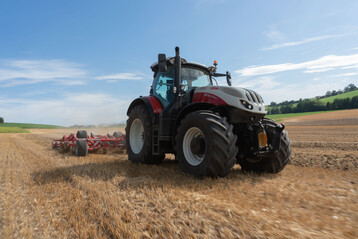  Steyr f�hrt mit dem Terrus CVT als einzige Marke bereits in der Grundausstattung mit �Keyless go�. 