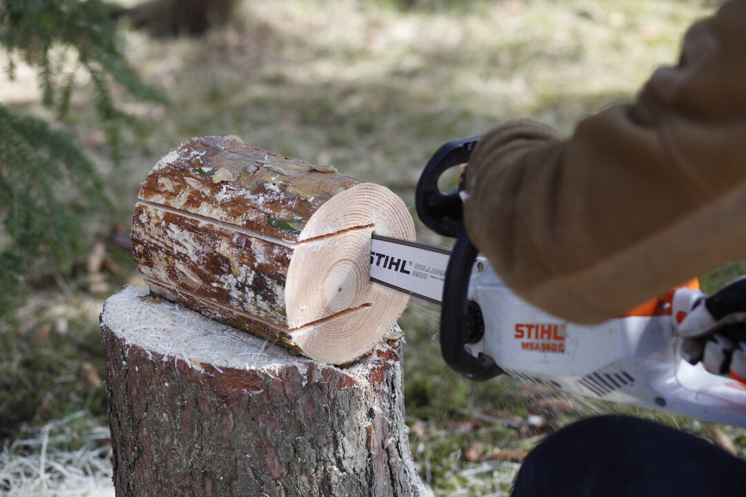 Mit drei Schnitten wird ein Quader ausgeschnitten.