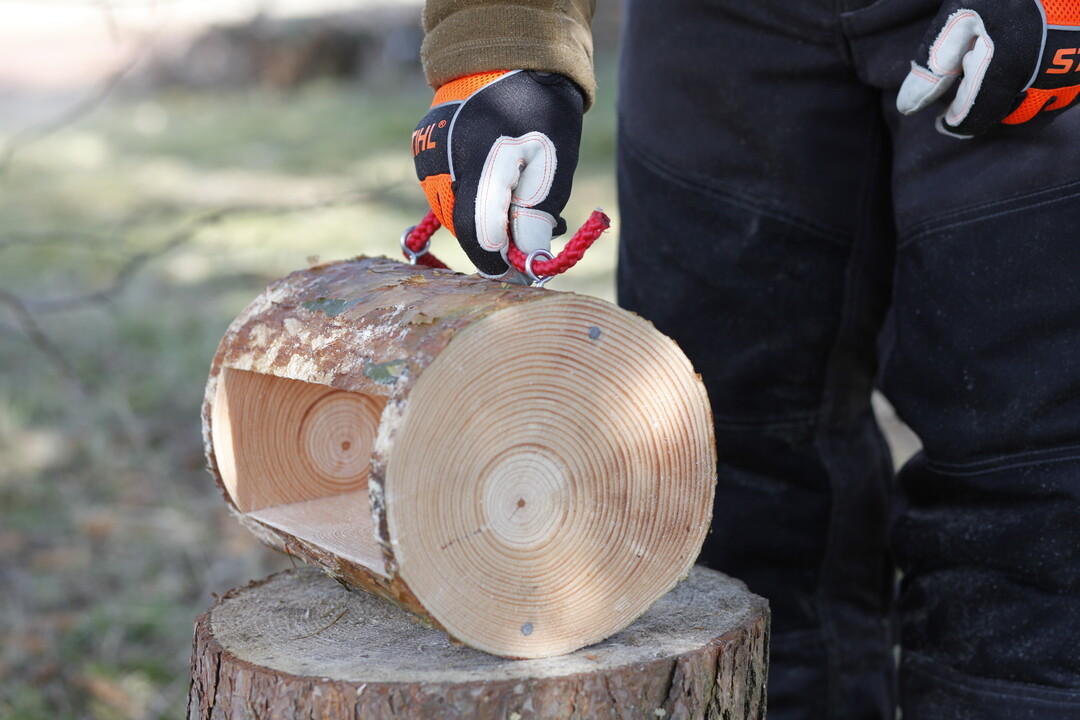 ... werden links und rechts die Baumscheiben bzw. die Aufh�ngung angebracht.