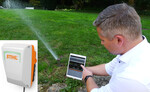 Mit dem neuen Stihl GCI 100 (Smart Garden Hub) - kleines Bild - wird die Sprinkleranlage zum smarten System. Die intelligente Technik steuert die Bewässerung im Hausgarten sowie auf größeren Flächen wie Parkanlagen und Sportplätzen. Die Bedienung erfolgt per App.