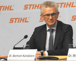„Trotz ungünstiger Witterungsbedingungen und des starken Euro liegt das Absatzvolumen der Stihl-Gruppe leicht über dem Vorjahresniveau“, erklärte Vorstandsvorsitzender Dr. Bertram Kandziora bei der Pressekonferenz des Unternehmens am 18. September.