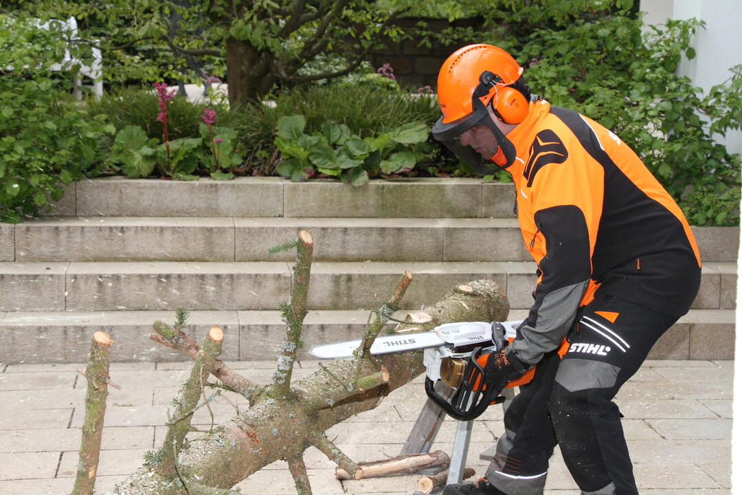 Die Profis werden sich über das neue Motorsägenmodell freuen: Das Gewicht nahm um 300 g ab, die Motorleistung um 0,1 kW zu. Daraus resultiert ein Leistungsgewicht von 1,6 kg/kW.