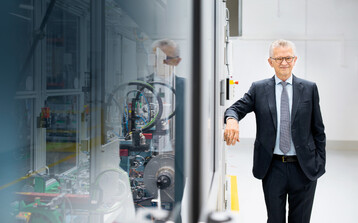  Stihl Vorstandsvorsitzender Dr. Bertram Kandziora in der Akku-Fertigung in Waiblingen: Die Stihl Gruppe erzielte 2020 ein weltweites Absatz- und Umsatzplus. Die h�chsten prozentualen Wachstumsraten verzeichnete das Unternehmen im Akku-Seg-ment.