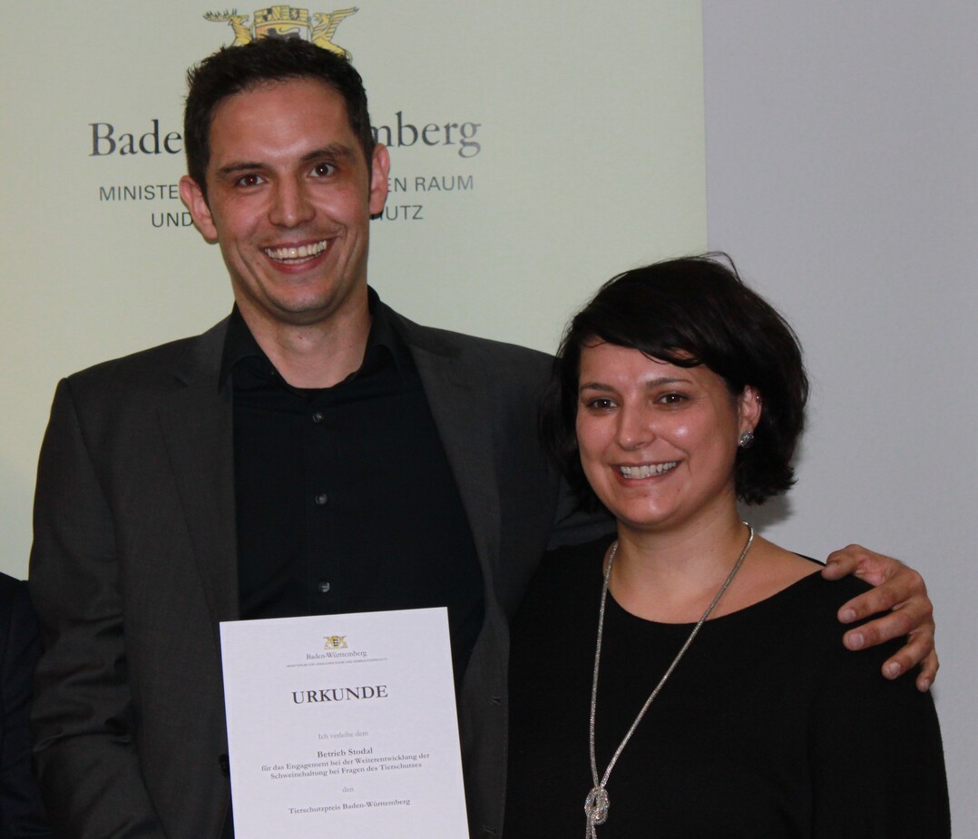 Der Betrieb Stodal, auf dem Foto Martin und Melanie Stodal, wird für das Engagement bei der Weiterentwicklung der Schweinehaltung bei Fragen des Tierschutzes ausgezeichnet.