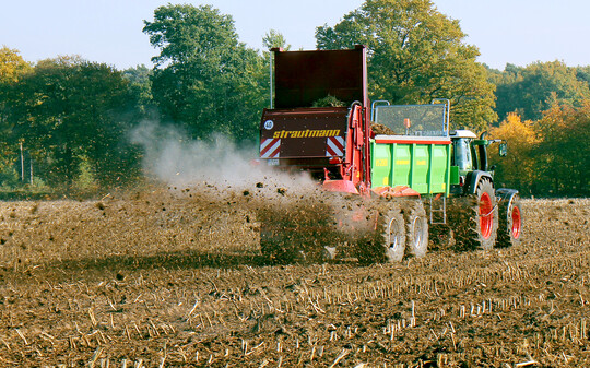 Breitstreuwerke mit Stauschieber, Dosierwalzen und Streutellern f�r mehr Arbeitsbreite sind Stand der Technik.